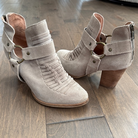 SEYCHELLES Impossible Beige Suede Harness Ankle Heeled Booties Size 7.5 Women’s - Picture 12 of 13